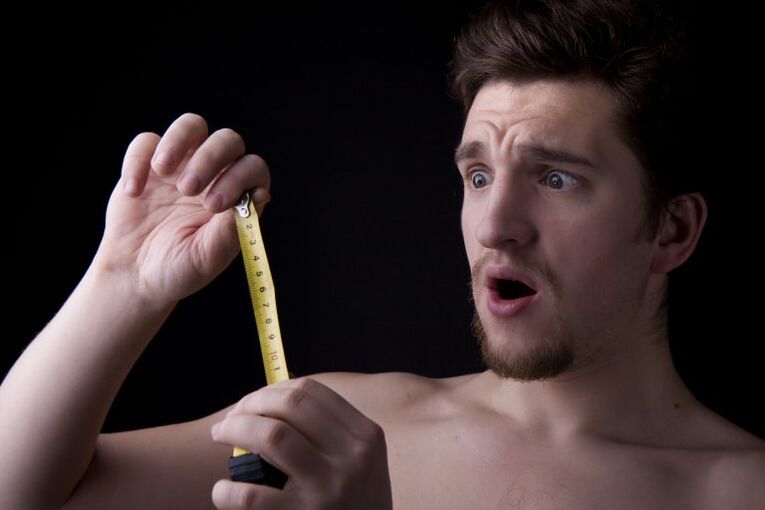 un bărbat și-a măsurat penisul înainte de mărirea cu o pompă